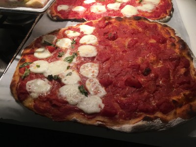 Margherita con ciliegine di bufala; rossa con olio piccante di habanero red